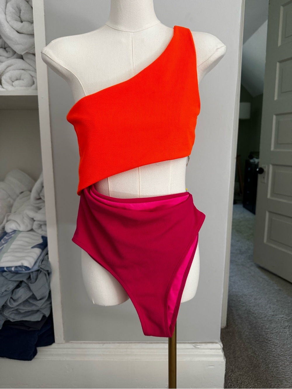 One-Shoulder Two-Tone One-Piece Swimsuit - Orange & Fuchsia